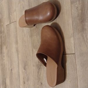 Universal Thread Magnolia clogs!